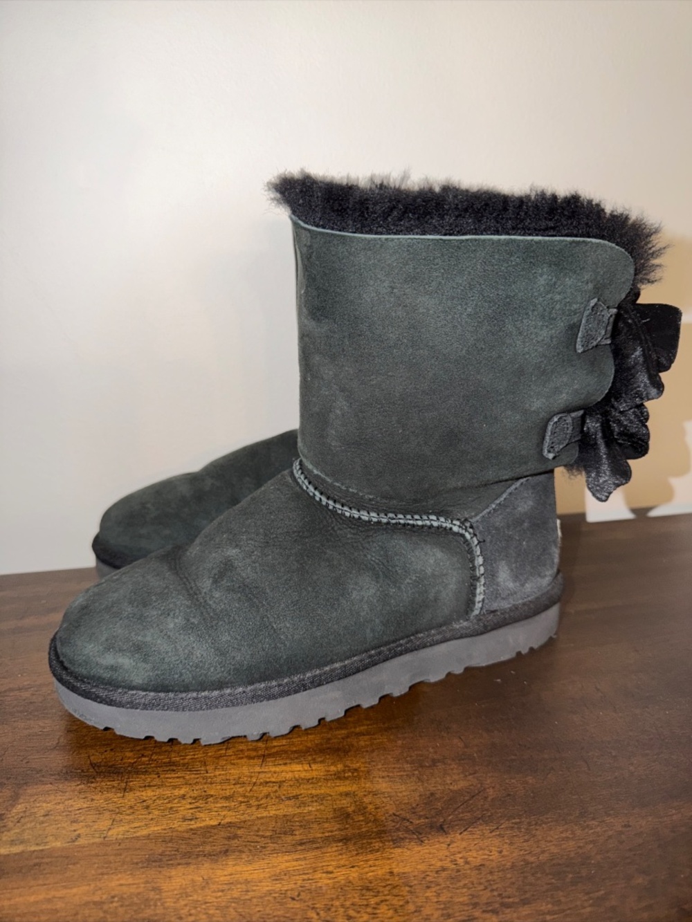 UGG Bailey Bow II Winter Boot Womens 7 Black Suede Shearling Casual Warmth